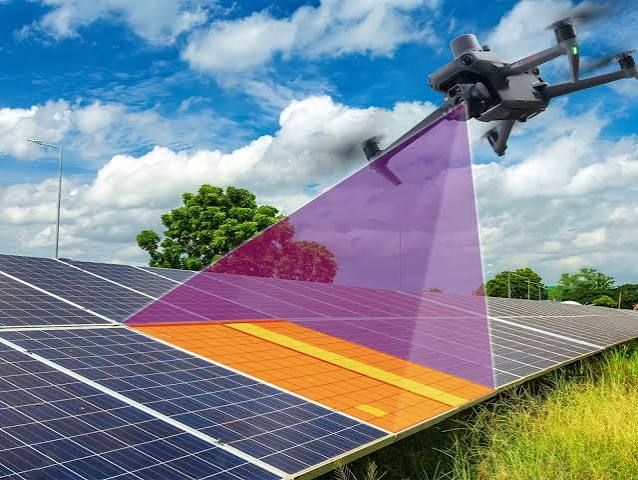 Dron realizando una inspección sobre paneles solares